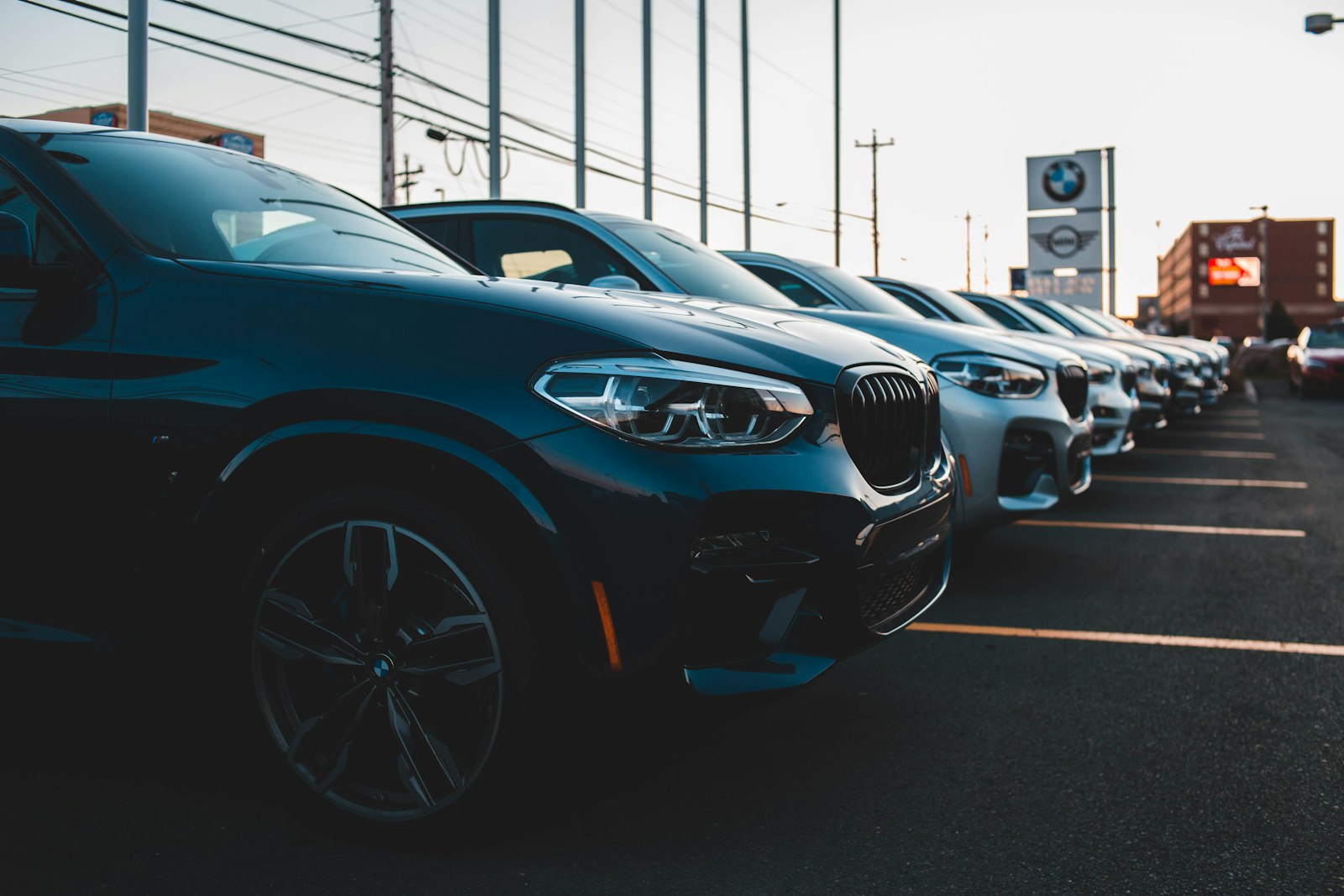 Row of dealership vehicles kept accurate with mobile.de inventory sync
